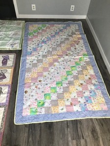 lot 397 image: 3 - Quilts