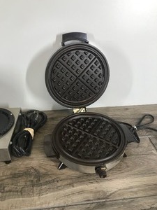 lot 422 image: Bunn Coffee Warmer, Toast Master Waffle Maker & a Ice Bucket