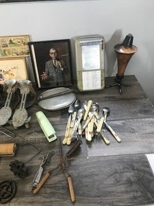 lot 444 image: Lot of Miscellaneous Vintage Items