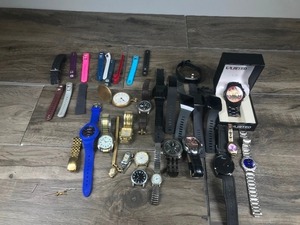 lot 460 image: Watches - Parts - Fit Bits  & More