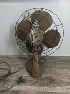 lot 468 image: Vintage Handybreeze Electric Fan