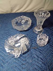 lot 153 image: 4 Frosted glass pieces