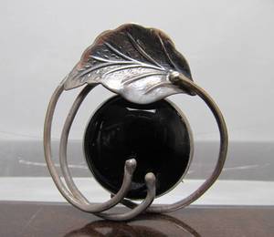 lot 24 image: Sterling Silver & Onyx Round Brooch wLeaf DEsign