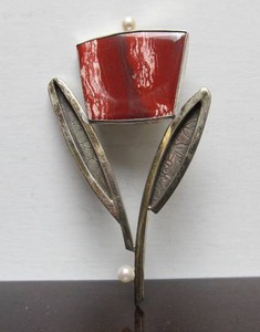 lot 30 image: Large Sterling Silver Flower Brooch wRed Agate & Pearls 