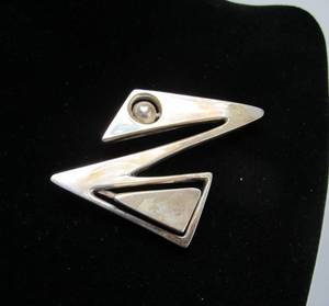 lot 44 image: Very Cool Large Modernist Sterling Silver Z Brooch Pendant