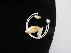 lot 57 image: Signed Sculptural Modernist Sterling Silver Brooch by Judith Neugebauer