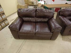lot 11 image: Plush leather love seat- mint condition
