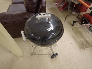 lot 14 image: Charcoal grill on wheels