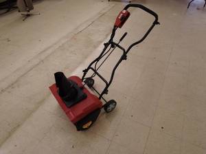 lot 17 image: Snowblower