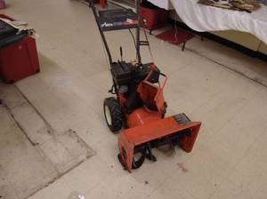 lot 18 image: Snowblower