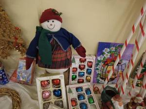 lot 116 image: Lot of Christmas Decorations