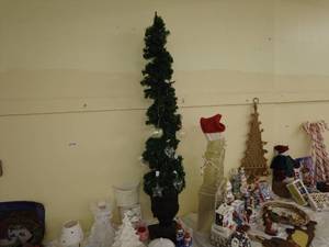lot 118 image: Christmas Decorations
