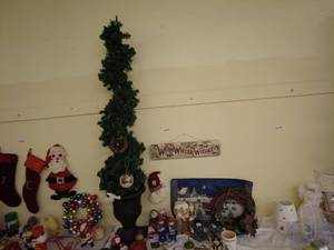 lot 119 image: Christmas Decorations