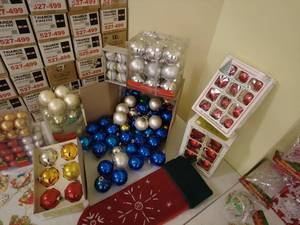 lot 122 image: Christmas Decorations
