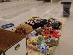 lot 104 image: Vintage Stuffed Animals & Chest
