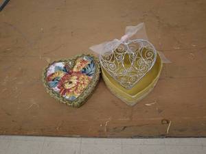 lot 225 image: Decorative Heart-Shaped Box Lot wire mesh heart