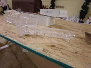 lot 241 image: Fifth Avenue Crystal Bread and Cracker Dish Set