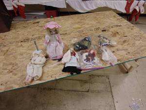 lot 243 image: Collection of Vintage and Modern Dolls