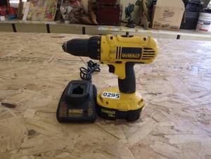 lot 295 image: DeWalt 18V Cordless Drill with Battery and Charger