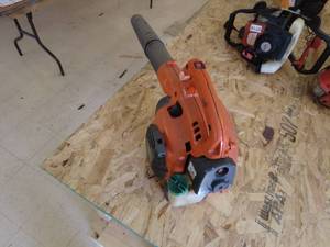 lot 320 image: Husqvarna 125b Leaf Blower