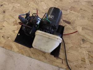lot 334 image: Marine Trim Pump