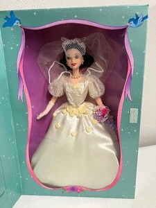 lot 19 image: Walt Disneys Snow White and the Seven Dwarfs Wedding Snow White Third in a Series NIB 1997