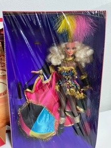 lot 22 image: FAO Schwarz Circus Star Barbie NIB 1994