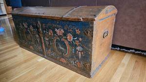 lot 2 image: Large 1821 Hand Painted, Ornate Rare Unicorn Immigrant Trunk with Compartments