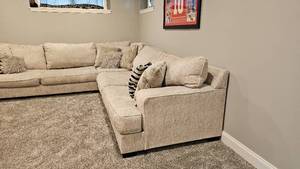 lot 3 image: Large VERY COMFORTABLE L Shaped Sectional Sofa  Couch VIDEO
