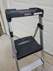 lot 14 image: Costco 3-Step Stepladder