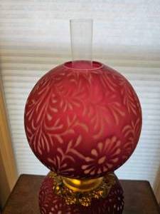 lot 23 image: Gorgeous Cranberry Fenton Daisy and Fern GWTW Gone With the Wind Double Globe Table Lamp