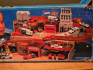 lot 55 image: 1980 Mattel Hot Wheels City Sto and Go Set with Original Box