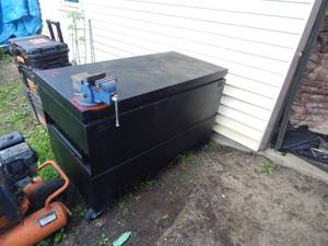 lot 1 image: Ridgid job box on casters with General Forge vise