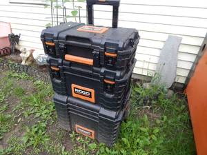 lot 2 image: Ridgid 3-piece rolling Pro gearbox