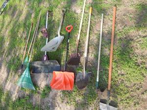 lot 9 image: 10 lawn and garden implements