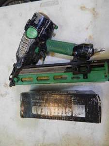 lot 21 image: Hitachi two and a half inch finish nailer with box of nails