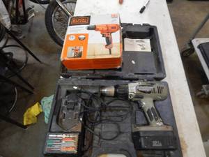 lot 23 image: Porter-Cable 19.2 volt cordless drill with battery and charger and Black & Decker 38 electric drill