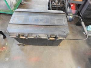 lot 35 image: Large heavy duty rolling tote with handle (missing latches)