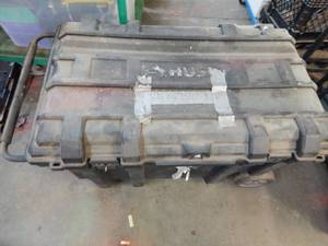 lot 36 image: Large heavy duty rolling tote with handle (missing latches)