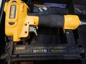 lot 39 image: DeWalt 1 and 14 in 18 gauge brad nailer model d51236