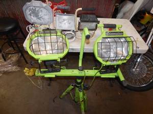 lot 46 image: Halogen work lights