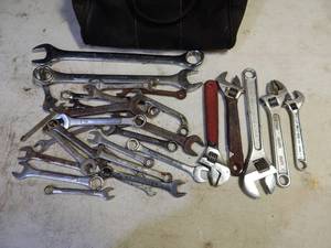 lot 63 image: Husky tool bag with assorted adjustable and other wrenches