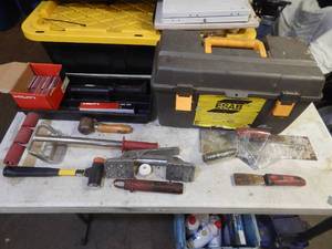 lot 88 image: Toolbox full of assorted flooring tools