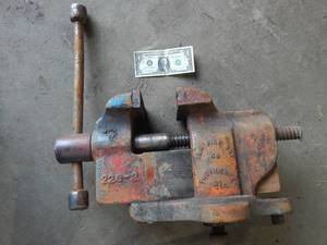 lot 43 image: HEAVY Fire Co. 223-2 bench vise