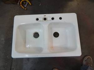 lot 94 image: Heavy Vintage cast iron farm sink
