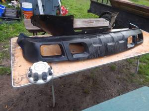 lot 77 image: Misc. car parts 2005 chevy 2500