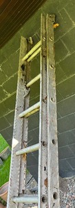 lot 107 image: Metal Extension Ladder