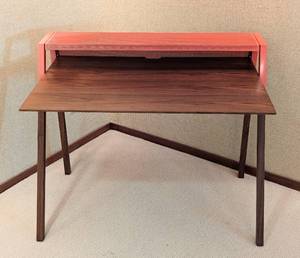 lot 3 image: Blue Dot Cant Desk