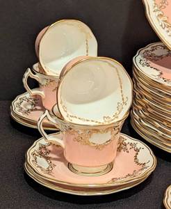 lot 39 image: Crescent and Sons Pink and Gold Porcelain Dish Set