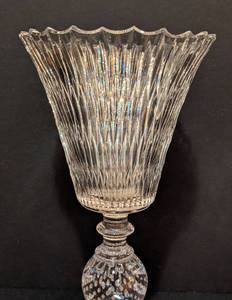 lot 42 image: Pretty Pair of Crystal Vases